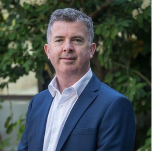 MindaClient professional businessman outdoor corporate headshot